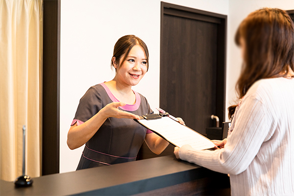 料金の説明や同意書の記入など